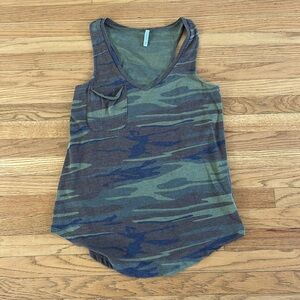 Camo pocket tank
